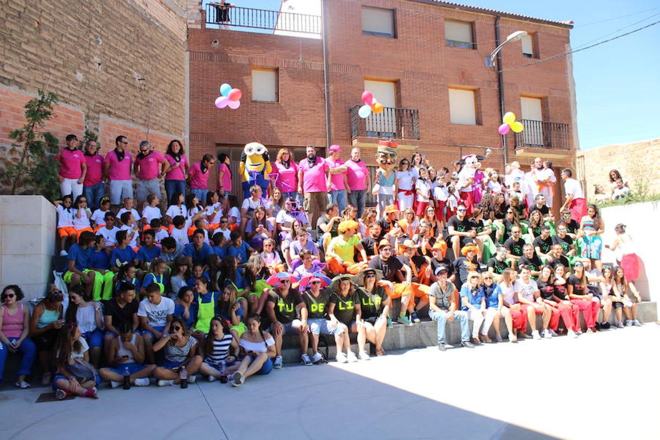 Colorista inicio de fiestas en Tudelilla. Desde mucho antes del disparo del cohete los vecinos se agolpaban por las calles luciendo sus disfraces. San Roque une a todos bajo la premisa de la diversión