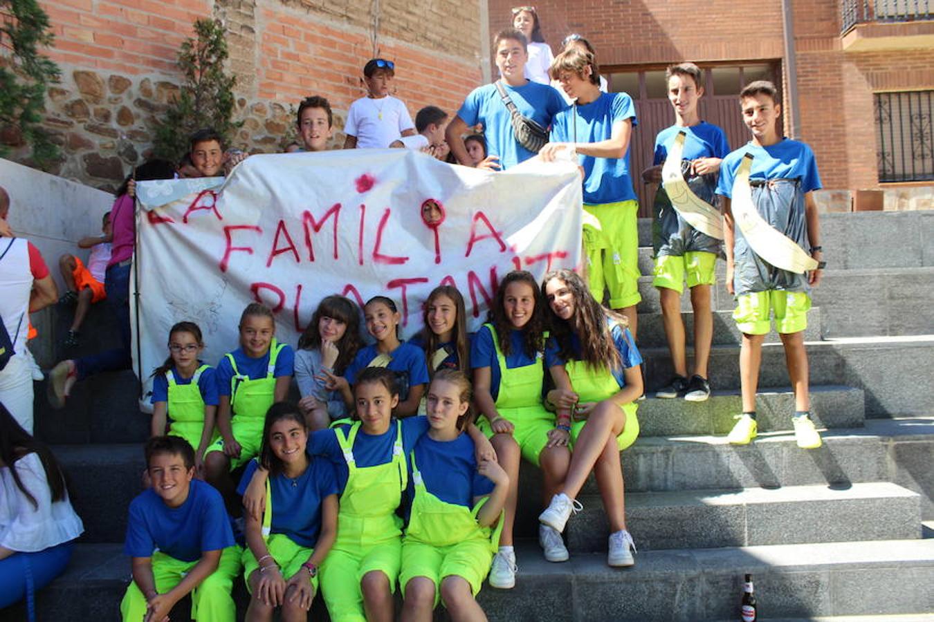 Colorista inicio de fiestas en Tudelilla. Desde mucho antes del disparo del cohete los vecinos se agolpaban por las calles luciendo sus disfraces. San Roque une a todos bajo la premisa de la diversión