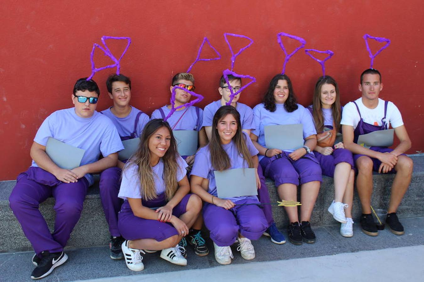 Colorista inicio de fiestas en Tudelilla. Desde mucho antes del disparo del cohete los vecinos se agolpaban por las calles luciendo sus disfraces. San Roque une a todos bajo la premisa de la diversión