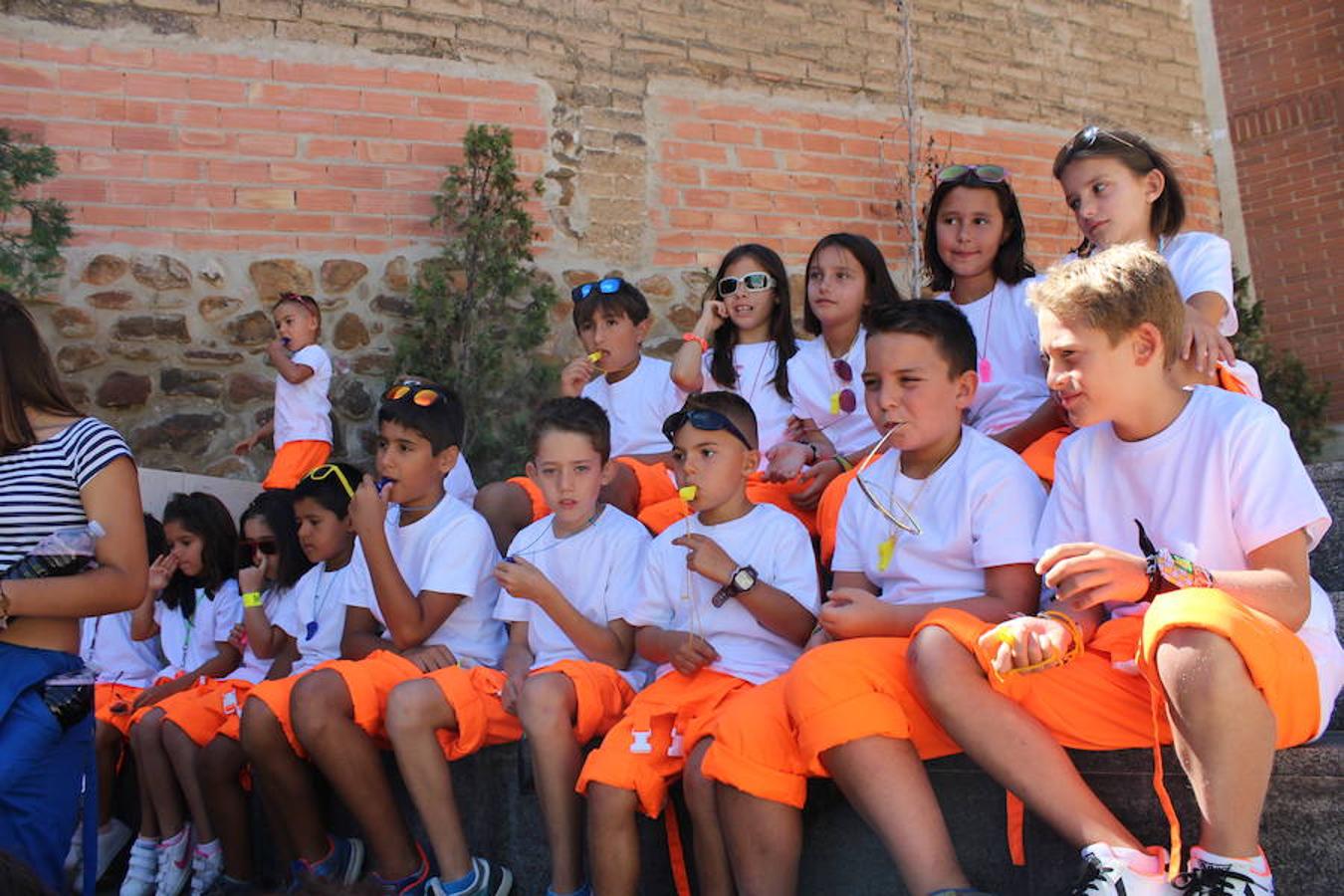 Colorista inicio de fiestas en Tudelilla. Desde mucho antes del disparo del cohete los vecinos se agolpaban por las calles luciendo sus disfraces. San Roque une a todos bajo la premisa de la diversión