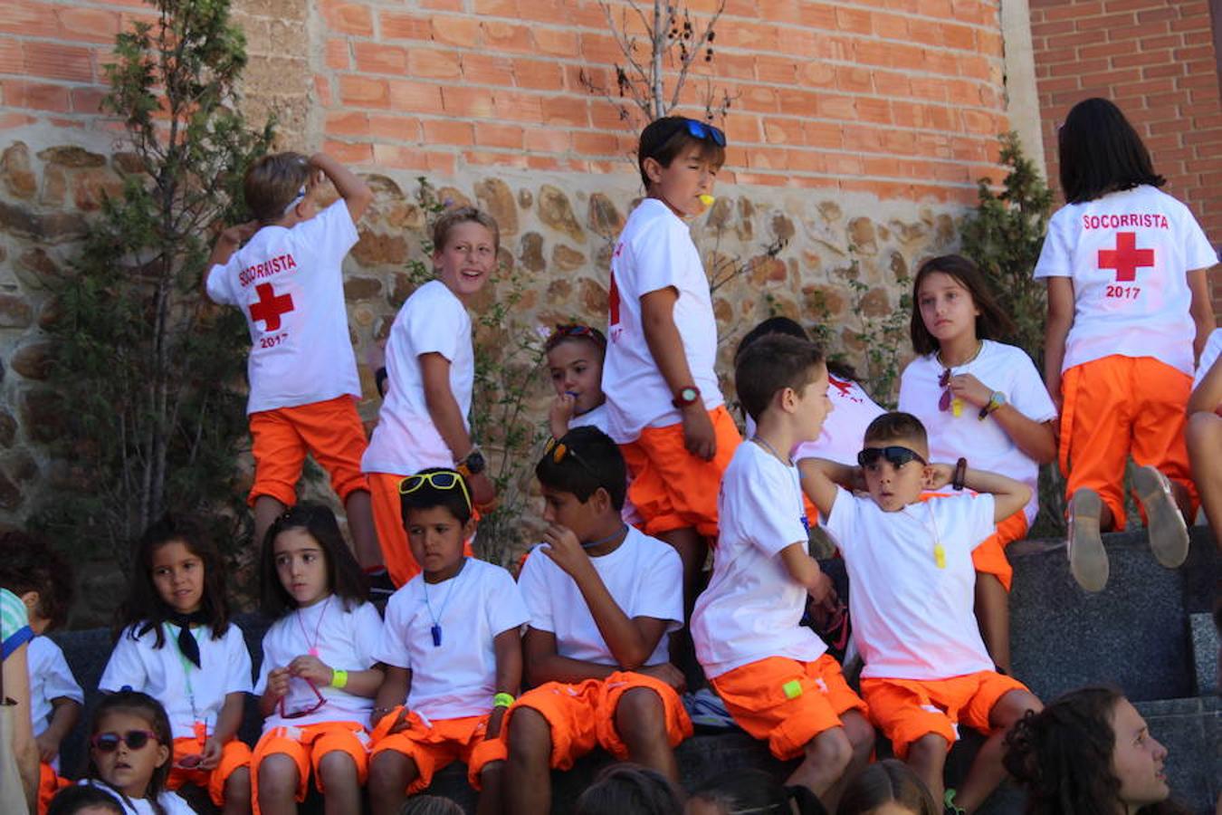 Colorista inicio de fiestas en Tudelilla. Desde mucho antes del disparo del cohete los vecinos se agolpaban por las calles luciendo sus disfraces. San Roque une a todos bajo la premisa de la diversión