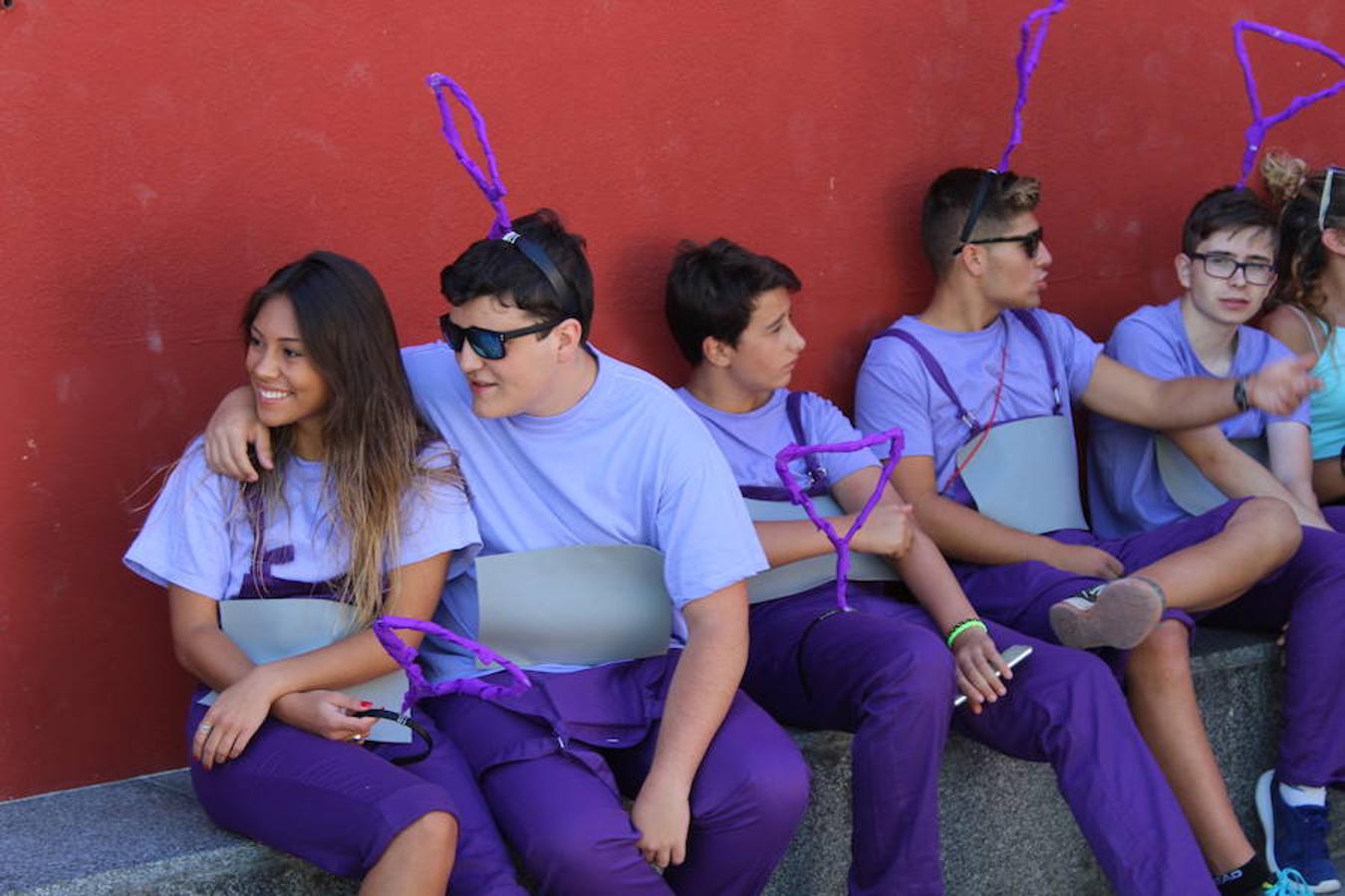 Colorista inicio de fiestas en Tudelilla. Desde mucho antes del disparo del cohete los vecinos se agolpaban por las calles luciendo sus disfraces. San Roque une a todos bajo la premisa de la diversión