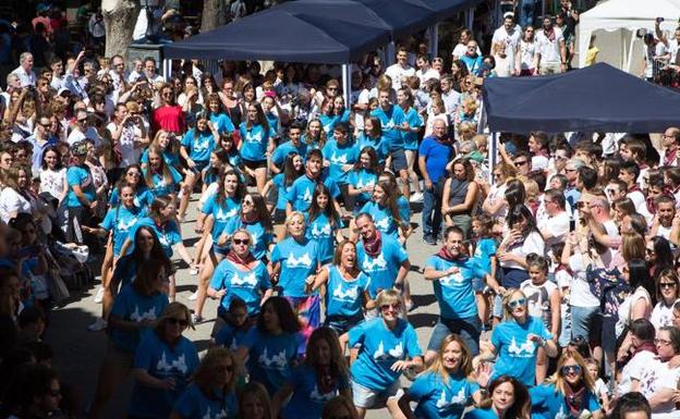 Multitudinario flashmob por las calles de Torrecilla. 