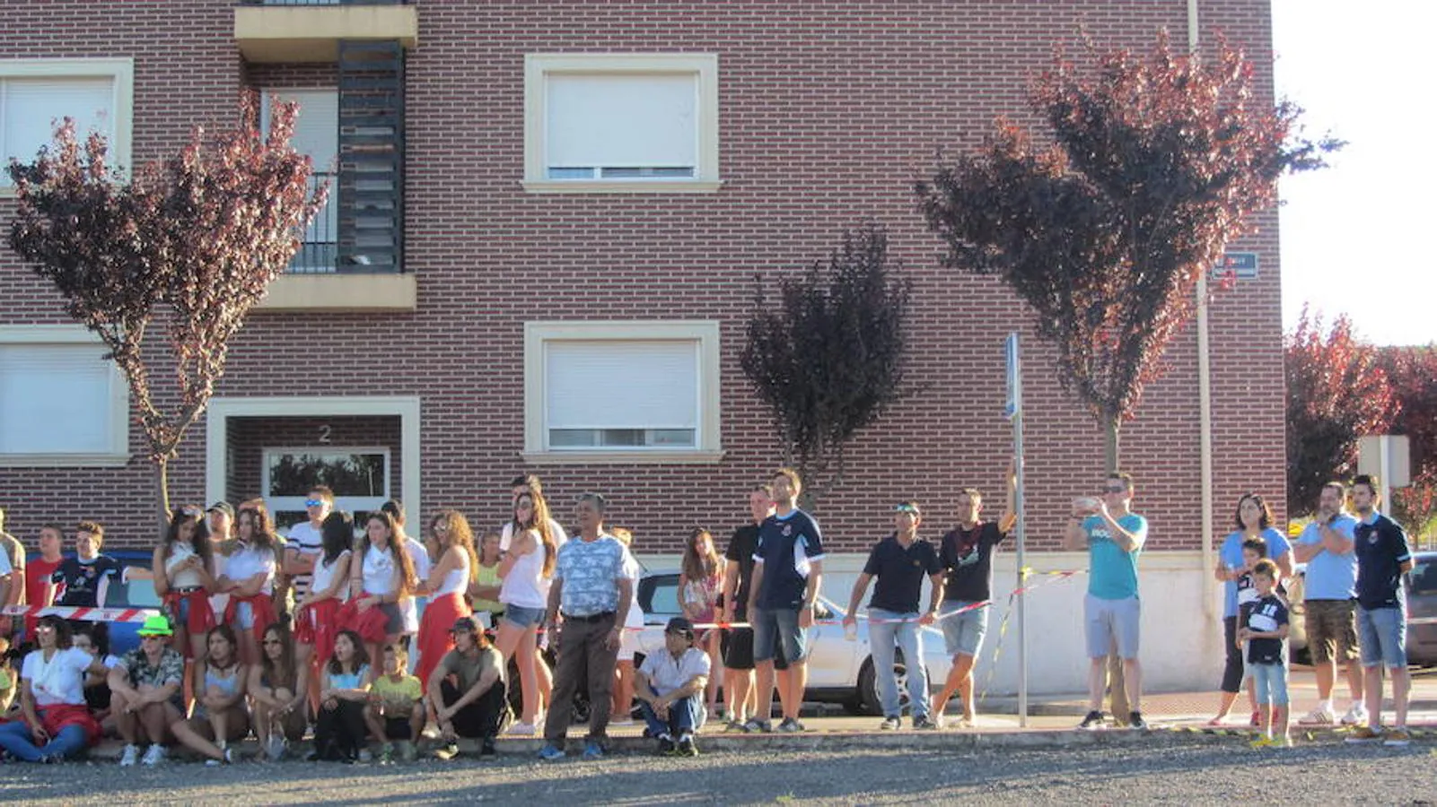 Agoncillo delebró su tradicional lanzmaiento de azada. Hombres, mujeres y niños probaron fortuna en este campeonato que mide tanto la fuerza como la destreza y que siempre, siempre, siembra de risas al personal que se congrega en el campo de tiro