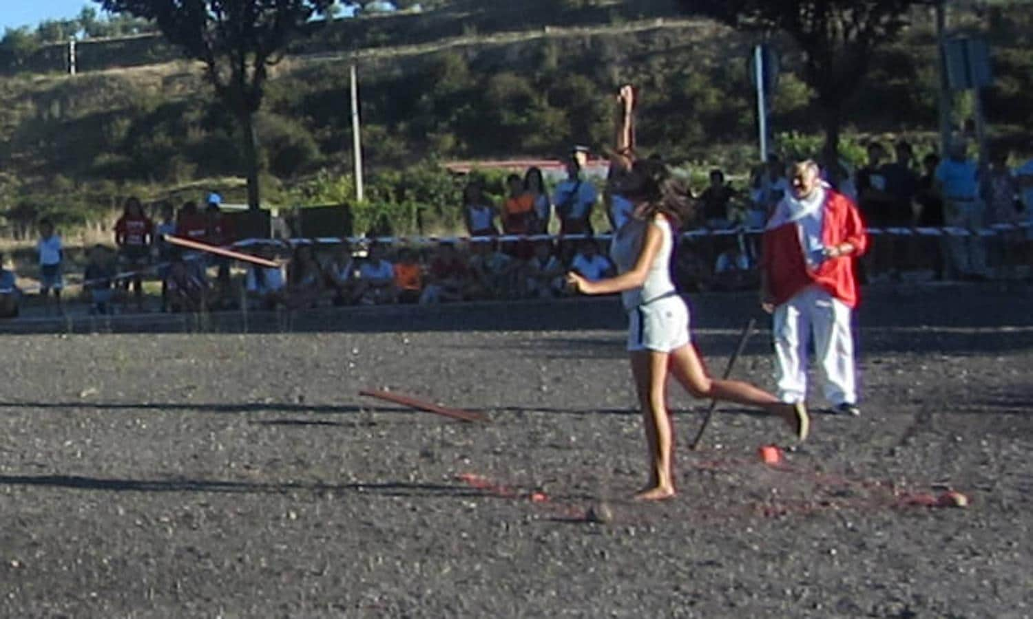 Agoncillo delebró su tradicional lanzmaiento de azada. Hombres, mujeres y niños probaron fortuna en este campeonato que mide tanto la fuerza como la destreza y que siempre, siempre, siembra de risas al personal que se congrega en el campo de tiro