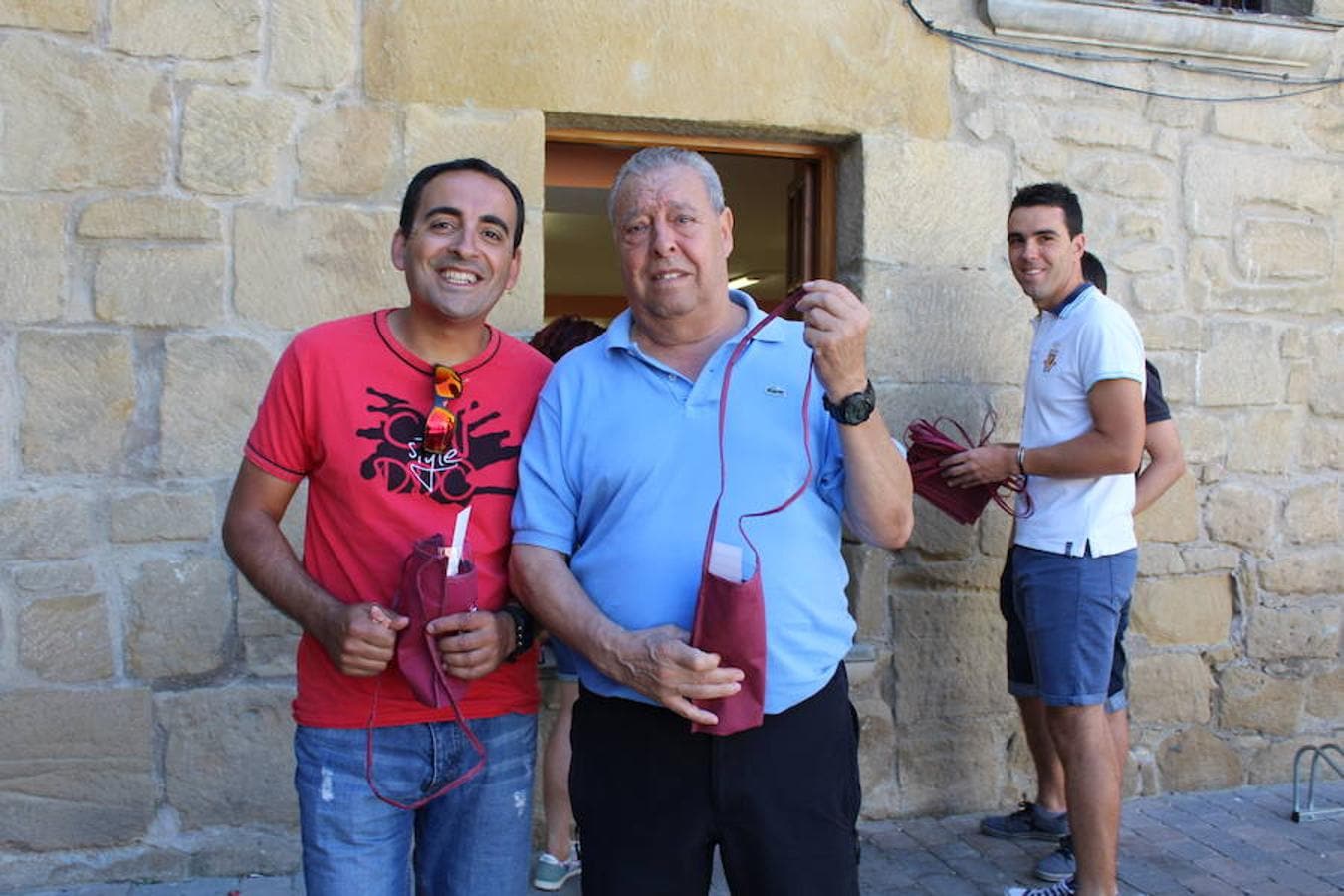 San Vicente celebró su noche de San Lorenzo con las tradicionales visitas a sus bodegas. Buenos vinos de la Sonsierra y un magnífico ambiente animaron a los visitantes