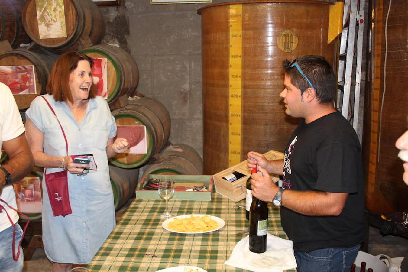San Vicente celebró su noche de San Lorenzo con las tradicionales visitas a sus bodegas. Buenos vinos de la Sonsierra y un magnífico ambiente animaron a los visitantes