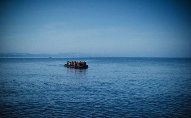 Una embarcación llega a la isla griega de Lesbos. 