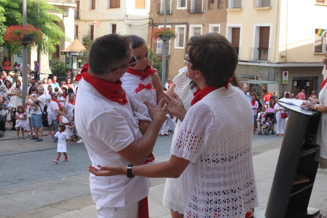 Más de un centenar de niños recibieron del Ayuntamiento el pañuelillo rojo que conmemora sus primeras fiestas patronales alfareñas.