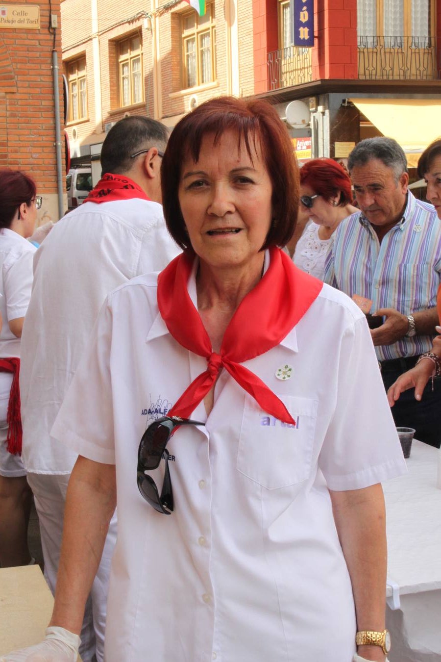 Más de un centenar de niños recibieron del Ayuntamiento el pañuelillo rojo que conmemora sus primeras fiestas patronales alfareñas.