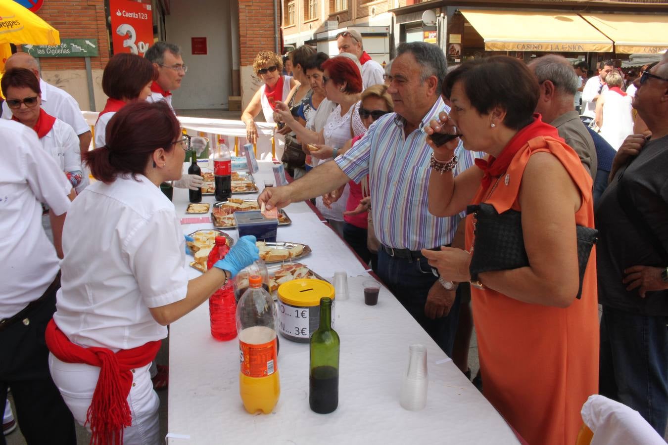 Más de un centenar de niños recibieron del Ayuntamiento el pañuelillo rojo que conmemora sus primeras fiestas patronales alfareñas.