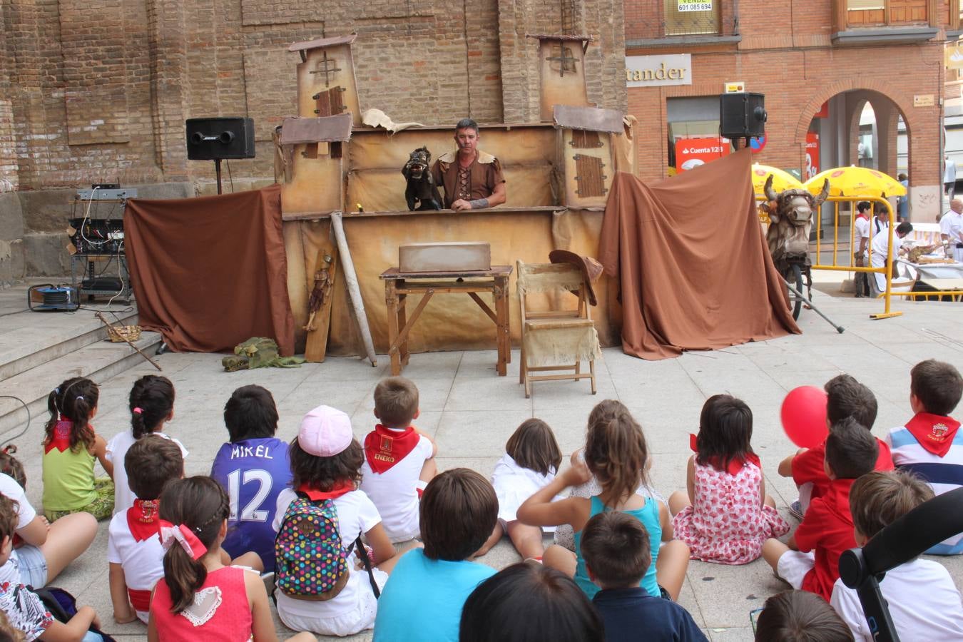 Más de un centenar de niños recibieron del Ayuntamiento el pañuelillo rojo que conmemora sus primeras fiestas patronales alfareñas.