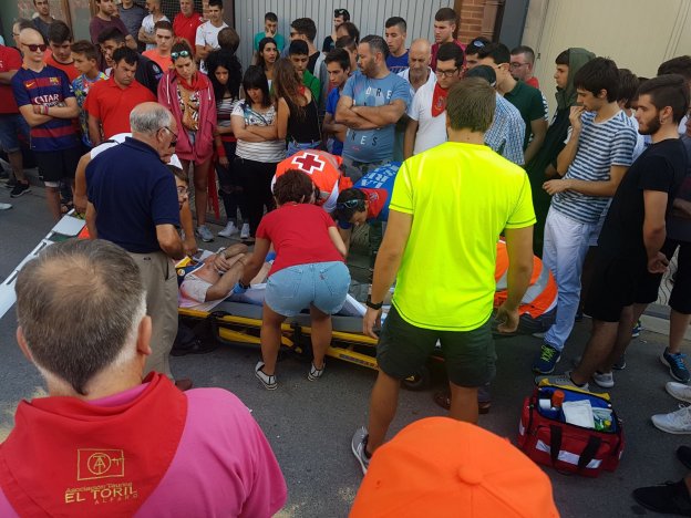 El ciudadano francés herido es atendido en la calle antes de su traslado en ambulancia. ::