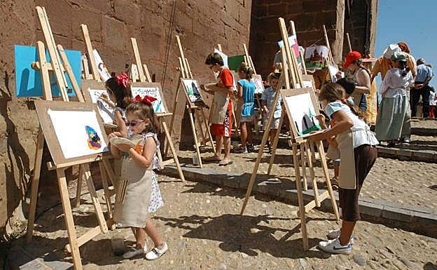 Los niños participan en concursos de dibujo en Ventosa con motivo de la celebración del Mercado del Trato. 