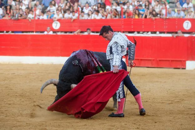 Diego Urdiales, al natural, ayer en la plaza de toros de Alfaro.