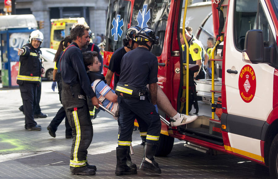 Una furgoneta blanca ha arremetido contra los viandantes en una de las calles más turísticas de Barcelona