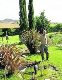 Imagen secundaria 2 - Antonio Bartolomé, en una de las zonas del jardín, en las que no falta alguna que otra laguna. 