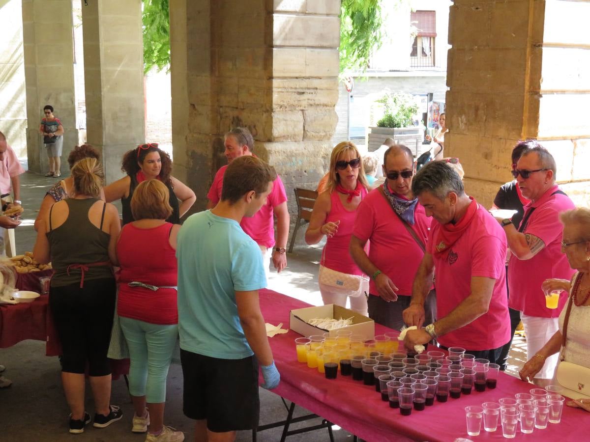 Vaquillas, comidas en cuadrilla, degustaciones, gigantes y cabezudos... un sinfín de actos en las fiestas alfareñas.