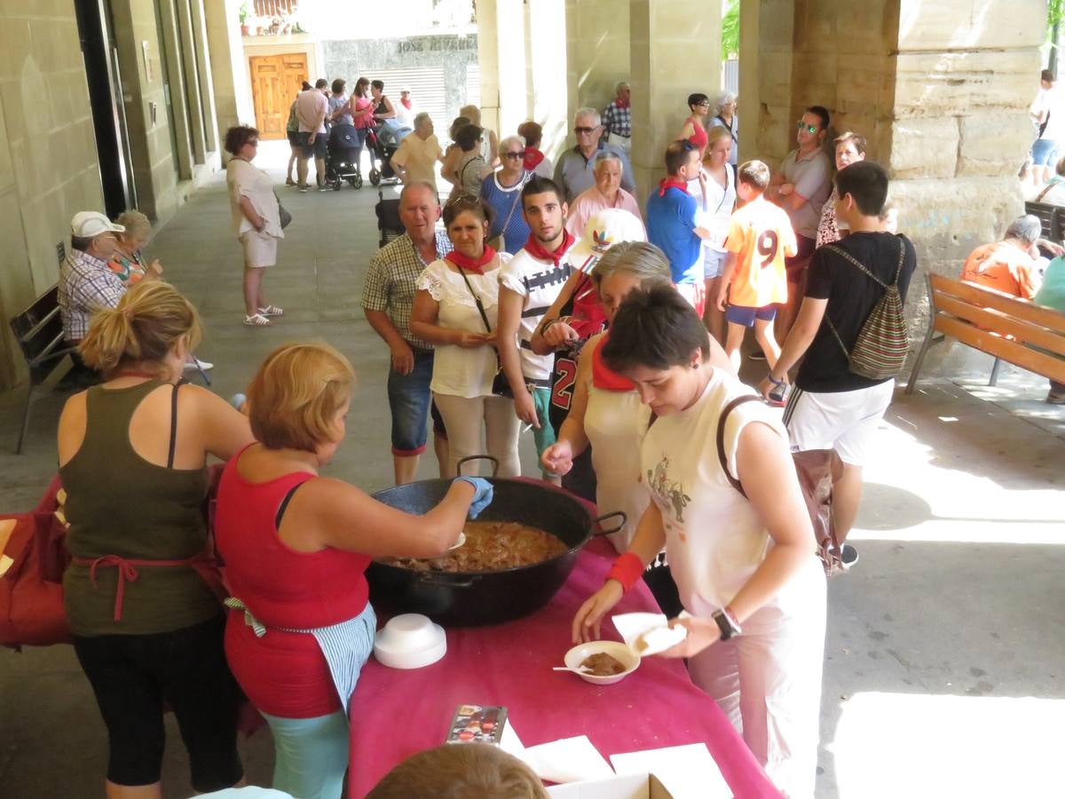 Vaquillas, comidas en cuadrilla, degustaciones, gigantes y cabezudos... un sinfín de actos en las fiestas alfareñas.