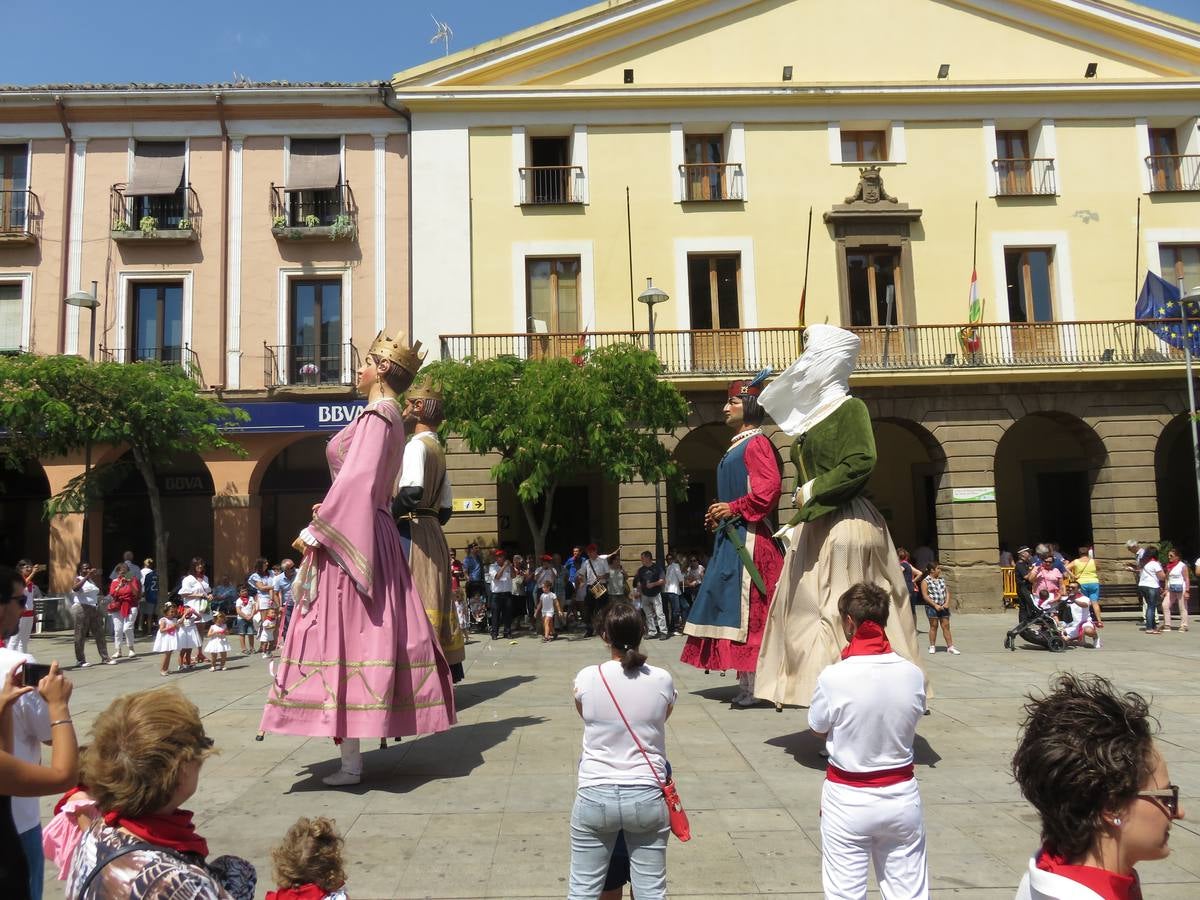 Vaquillas, comidas en cuadrilla, degustaciones, gigantes y cabezudos... un sinfín de actos en las fiestas alfareñas.