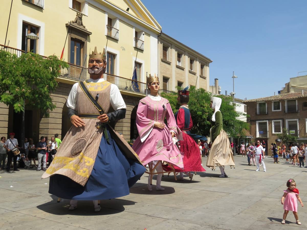 Vaquillas, comidas en cuadrilla, degustaciones, gigantes y cabezudos... un sinfín de actos en las fiestas alfareñas.