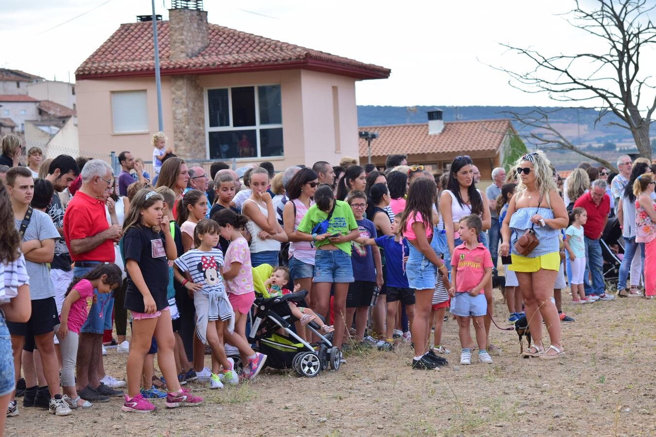 Dieciséis jinetes participaron en la tradicional carrera de gallos de Nalda.