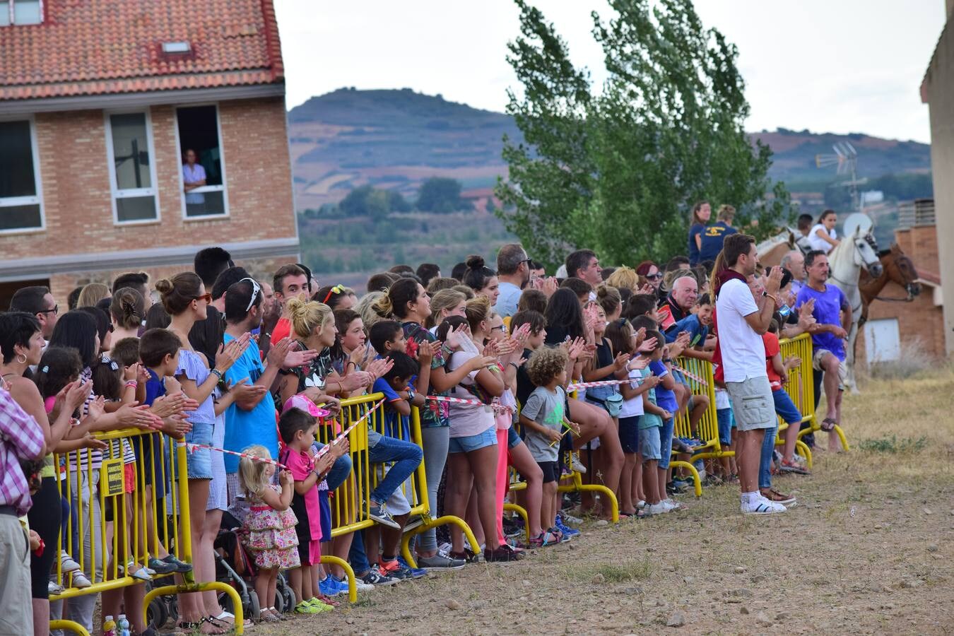 Dieciséis jinetes participaron en la tradicional carrera de gallos de Nalda.