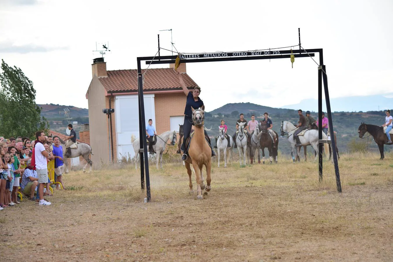 Dieciséis jinetes participaron en la tradicional carrera de gallos de Nalda.