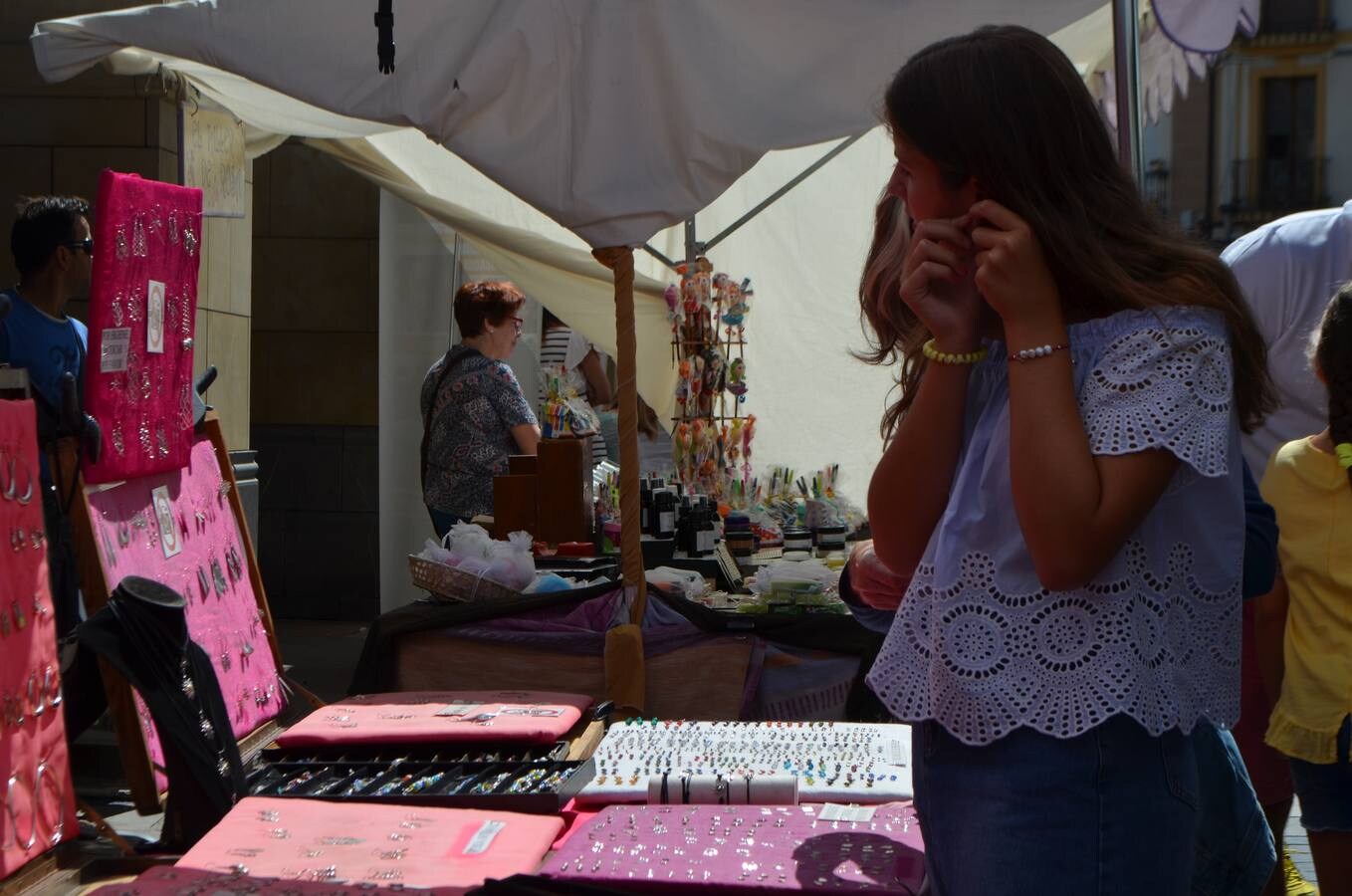 44 artesanos mostraron su trabajo en vivo en la feria de la peña Calagurritana