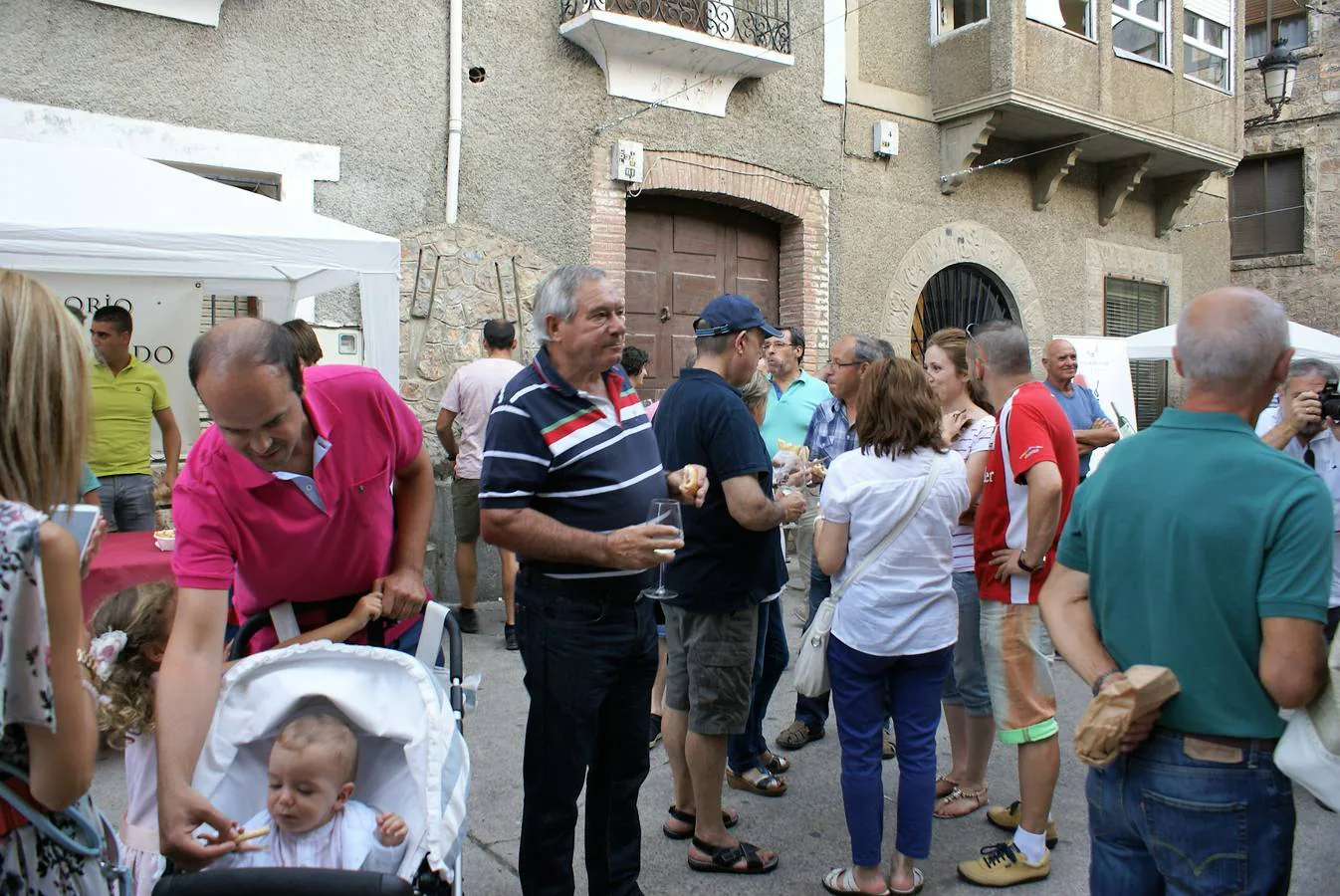 Gran ambiente el que se vivió en Anguiano con motivo de las V Jornadas del Vino, bajo el epígrafe 'Anguiano, de la viña al monte'.