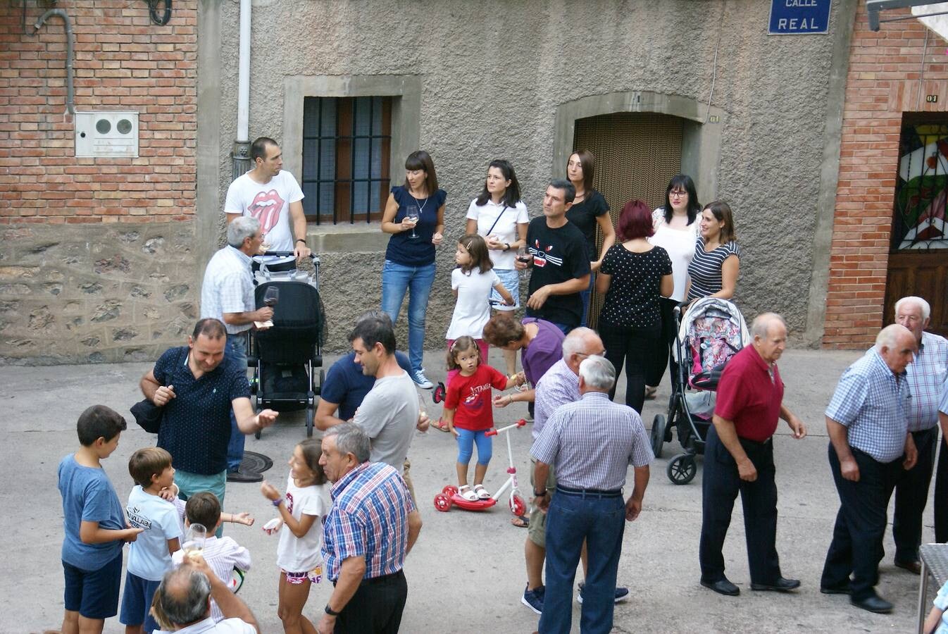 Gran ambiente el que se vivió en Anguiano con motivo de las V Jornadas del Vino, bajo el epígrafe 'Anguiano, de la viña al monte'.