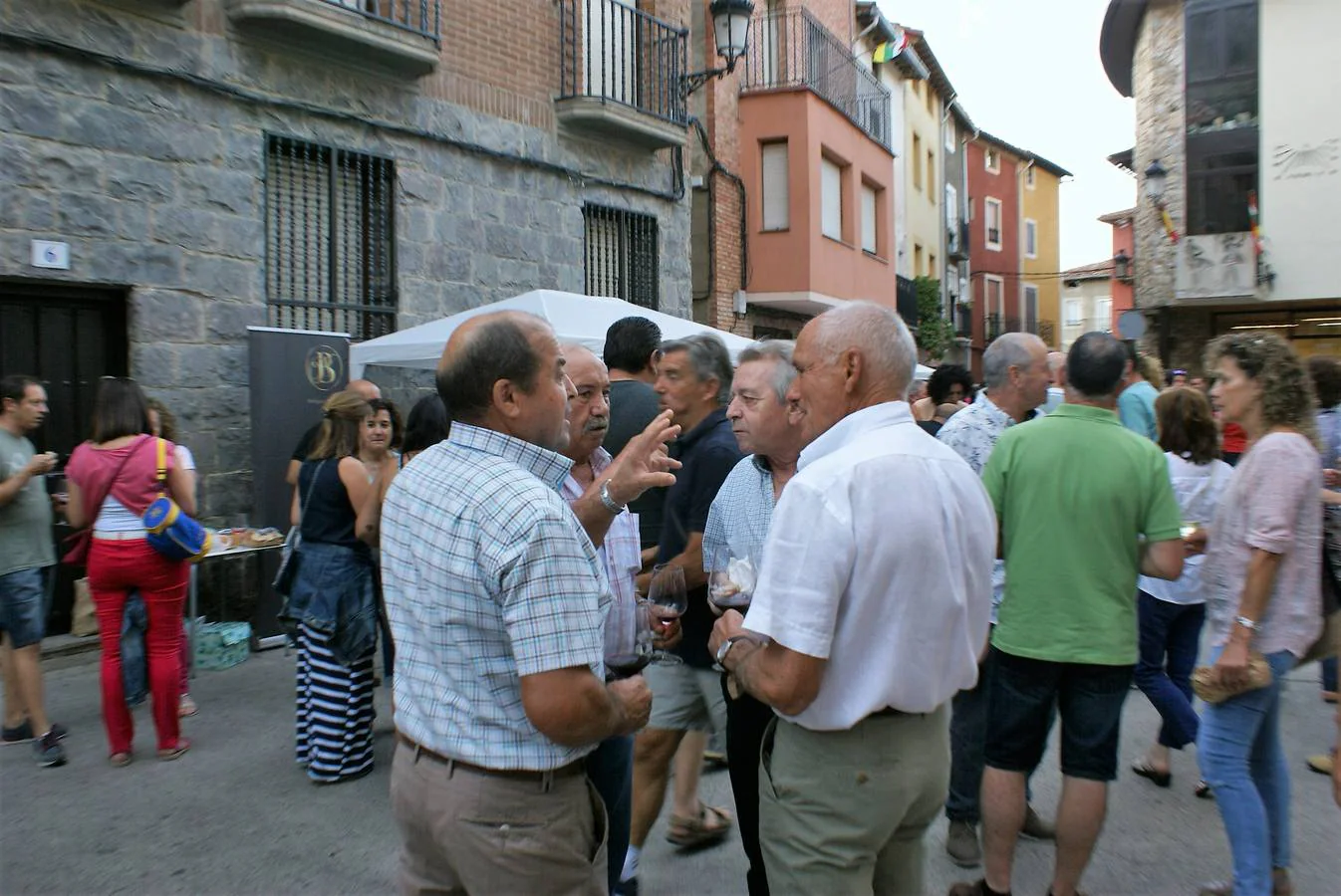 Gran ambiente el que se vivió en Anguiano con motivo de las V Jornadas del Vino, bajo el epígrafe 'Anguiano, de la viña al monte'.