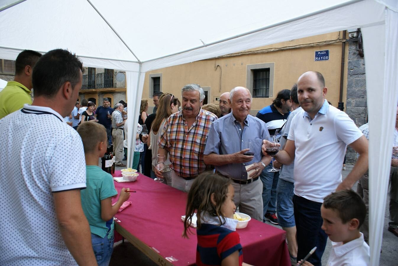 Gran ambiente el que se vivió en Anguiano con motivo de las V Jornadas del Vino, bajo el epígrafe 'Anguiano, de la viña al monte'.