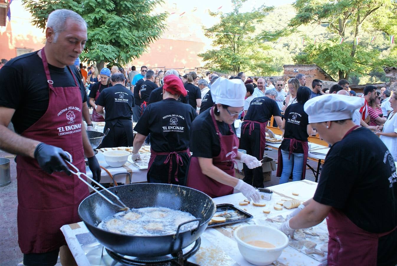 Ledesma de la Cogolla repartió 2.200 raciones en su 21ª edición del Festival de la oreja rebozada y vino de Rioja.