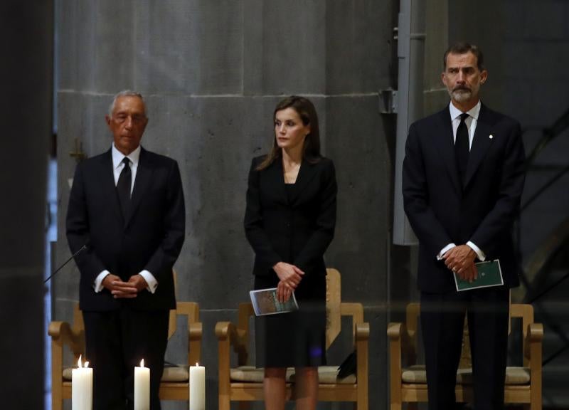 Los Reyes, Rajoy y Puigdemont presiden una ceremonia de homenaje por los atentados en Barcelona y Cambrils