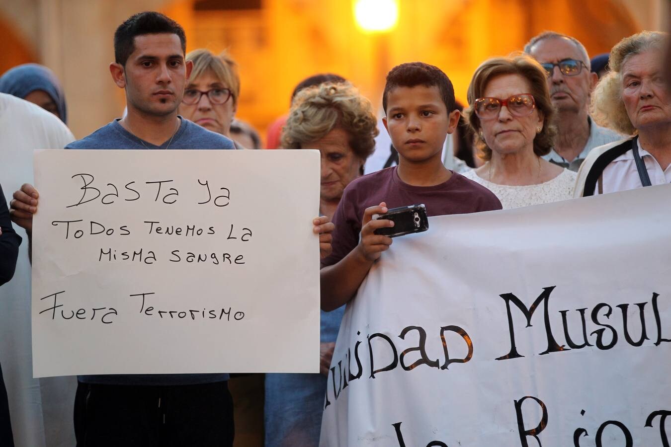 La comunidad musulmana de La Rioja ha reunido hoy a las principales confesiones religiosas de la comunidad para expresar su rechazo a cualquier tipo de terrorismo, en un acto que ha reunido a un millar de personas en la Plaza del Mercado de Logroño.