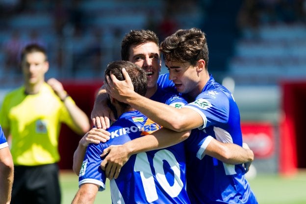 Muneta (10) se abraza con Paredes y Zubiri durante la celebración del gol de la victoria. 