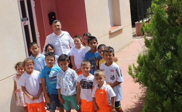 Raúl Lavega, alcalde de Tudelilla, con algunos de los niños del colegio