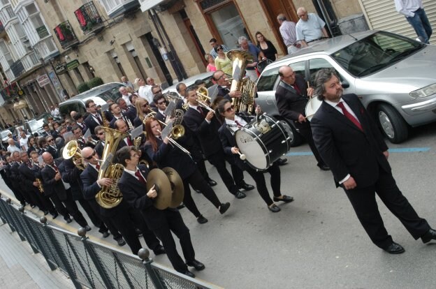La Banda Municipal de Música de Haro durante una actuación en la procesión de San Felices, tocando por la calle de la Vega. :: 