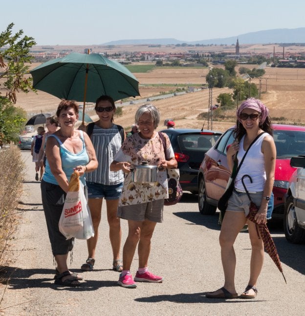 La cazuela de caparrones viaja 'bajo techo'. :: 