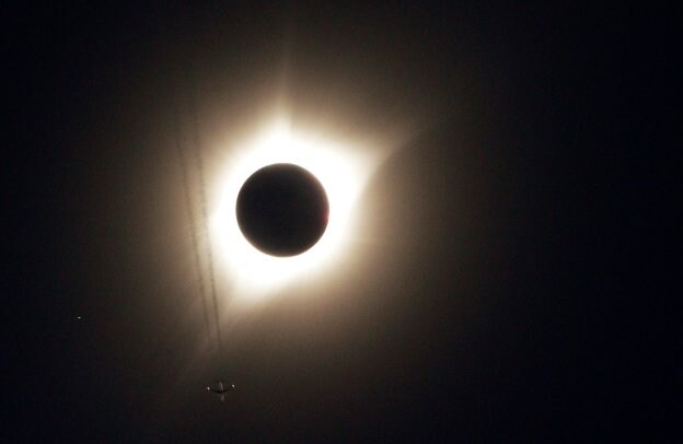 EL ECLIPSE TOTAL DE SOL ENLOQUECE A ESTADOS UNIDOS