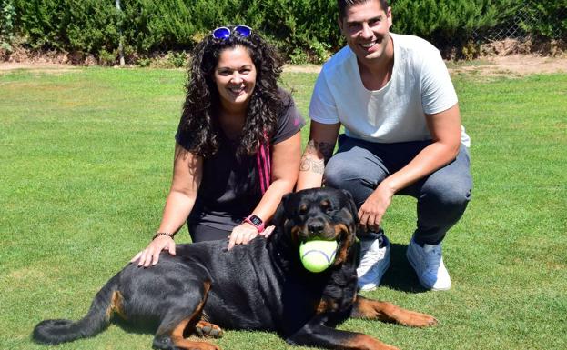 Valerio Briones y su hermana Carmen con un Rottweiler. 