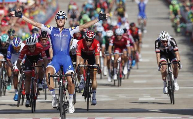 El italiano Matteo Trentin se adjudica la victoria en Tarragona. 