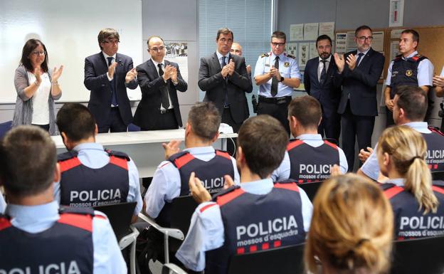 Carles Puigdemont y otras autoridades felicitan a los mossos de la comisaría de Cambrils. 