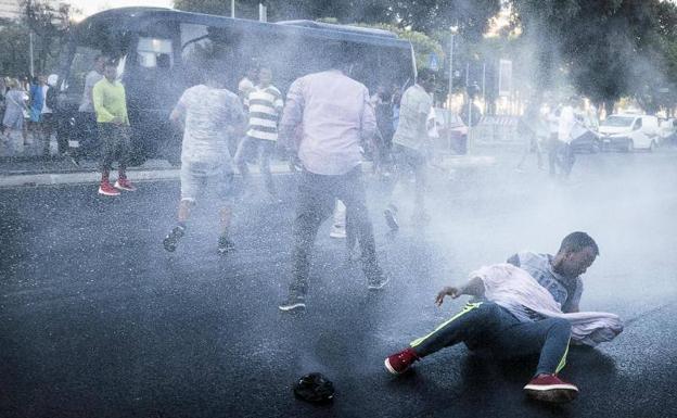 Imagen principal - Trece heridos en Roma en enfrentamientos entre inmigrantes y Policía