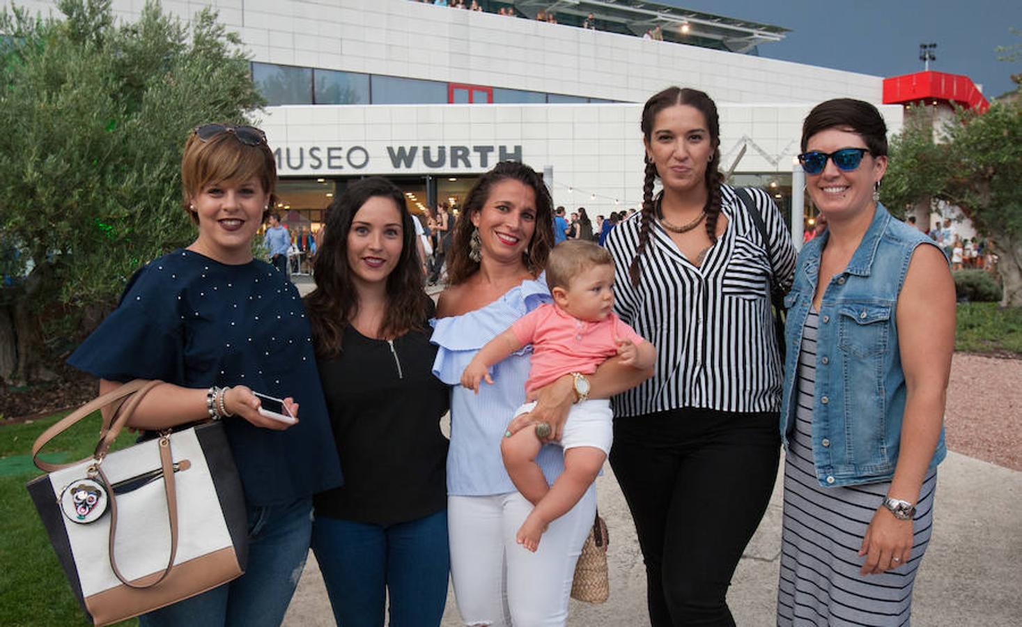 Lz fiesta 'De noche el museo suena' que se organiza los miércoles en el Würth volvió a ser un éxito a pesar de que no estaba invitada a la fiesta la lluvia. La actuación de 'Las Personas' y de su líder Álvaro Sánchez amenizaron la tarde.