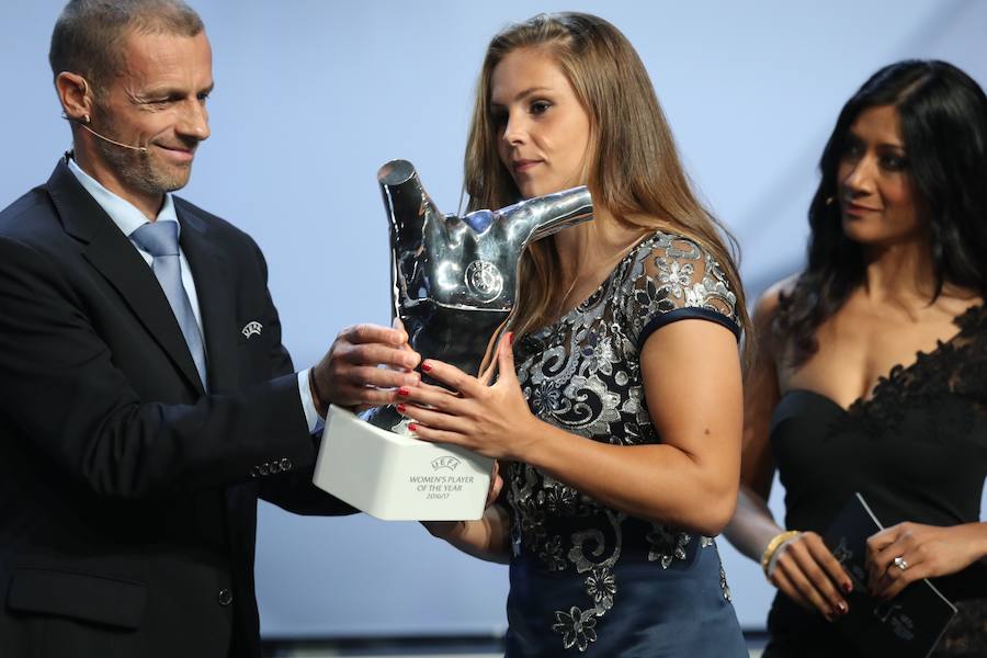 Lieke Martens, recibiendo el premio a la mejor jugadora de la temporada,