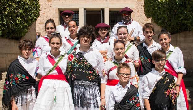 Gaiteros y danzadores, minutos antes de la procesión. :: 