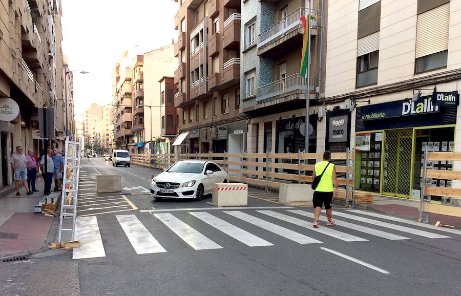 Calle de Calahorra con bloques de hormigón sobre el asfalto.