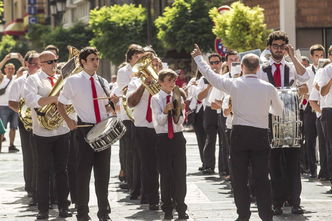 La peña El Sol se llevó el premio del concurso de carrozas con una imagen creada por su reina y dedicada a la Calahorra más romana